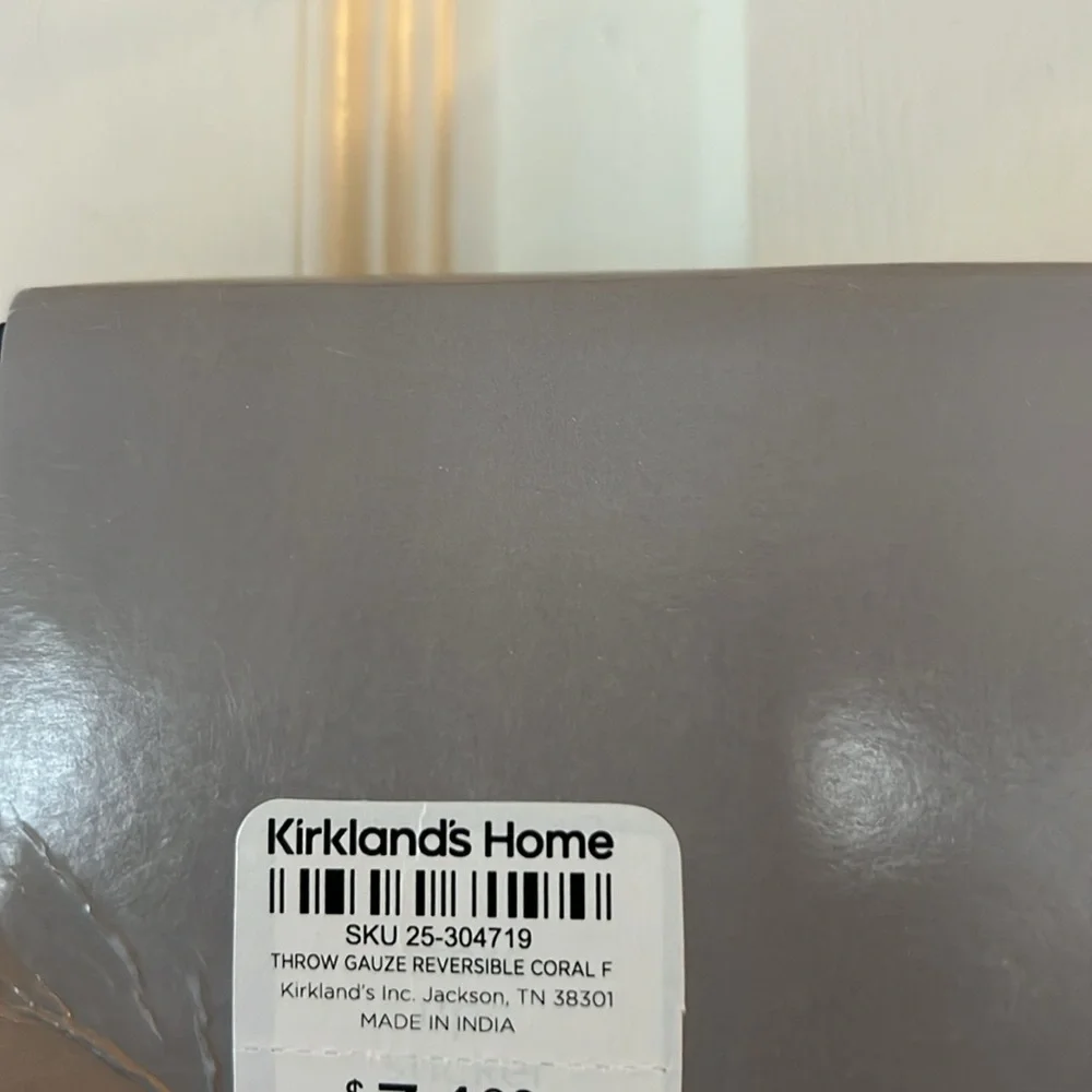 NWT Kirklands
Our Coral Flower Reversible Gauze Throw - Picture 7 of 8